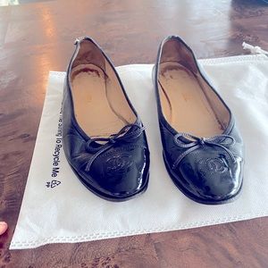 Chanel ballet flat- sz. 38 black w/patent toe, classic elegance